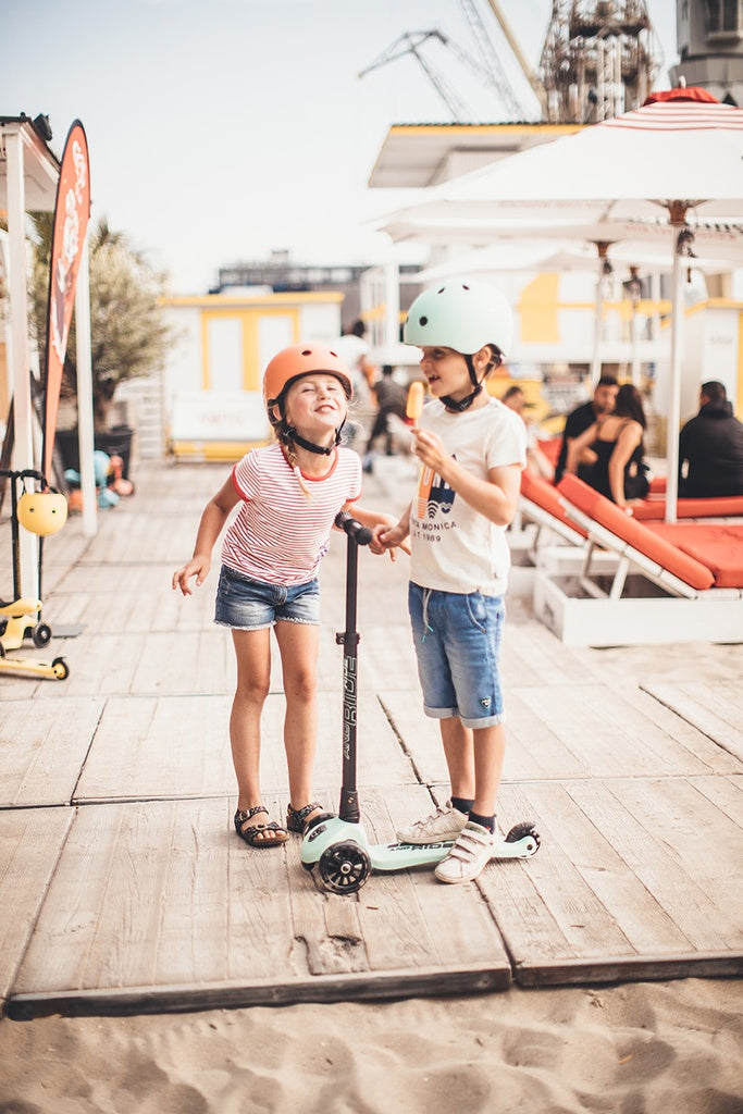 Scoot & Ride Highwaykick 3 LED Scooter - Kiwi