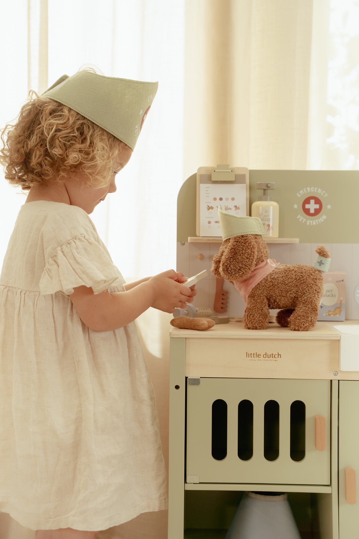 Little Dutch Wooden veterinary practice FSC