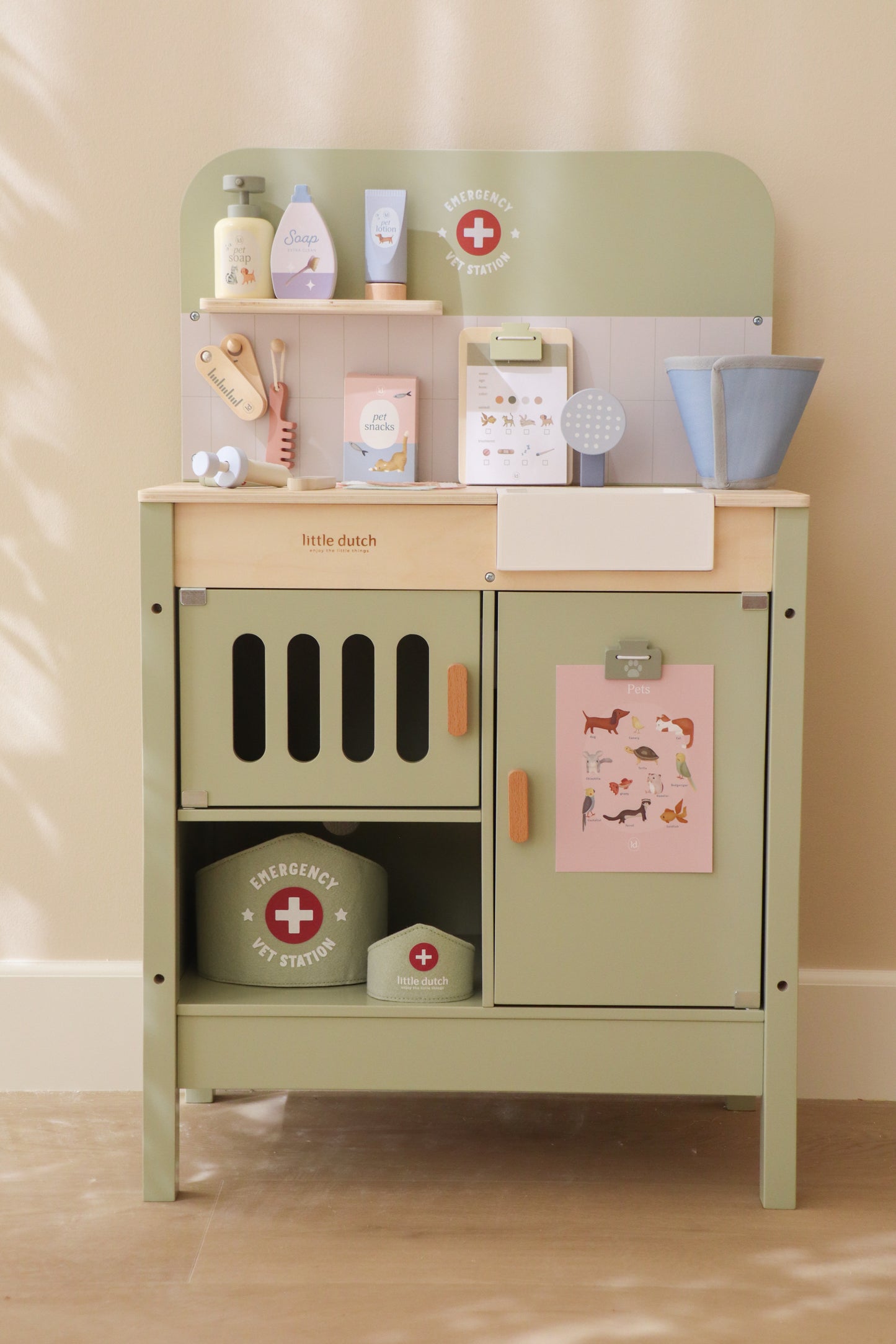 Little Dutch Wooden veterinary practice FSC