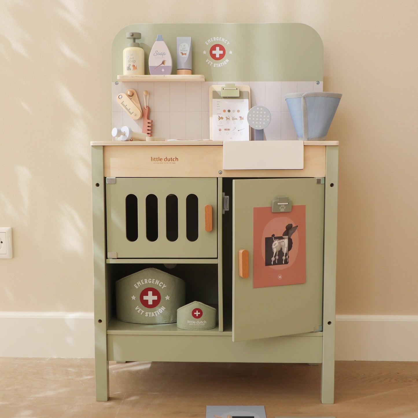 Little Dutch Wooden veterinary practice FSC