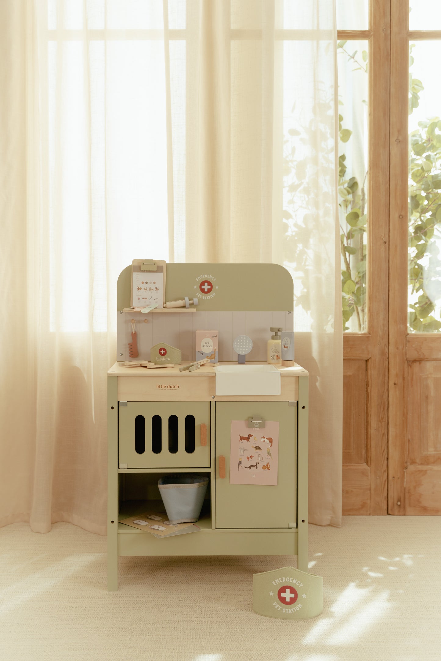 Little Dutch Wooden veterinary practice FSC